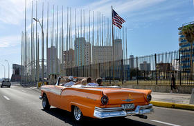Un auto antiguo pasa frente a la embajada de Estados Unidos en La Habana en marzo de 2016