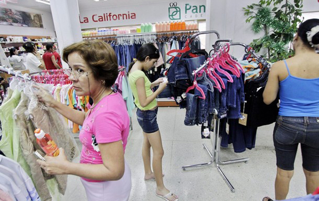 Una shopping en Santiago de Cuba. (AFP) Una shopping en Santiago de Cuba. (AFP)