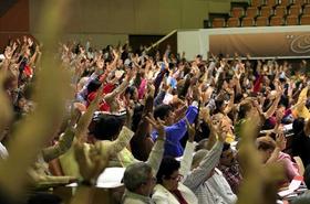 Delegados al VI Congreso del Partido Comunista de Cuba (PCC) aprobando la candidatura para el nuevo Comité Central de esa organización, durante la tercera jornada del evento, el lunes 18 de abril de 2011