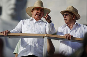 El presidente cubano Raúl Castro junto a José Ramón Machado Ventura. Foto AP