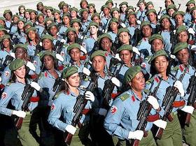 Mujeres cubanas uniformadas en desfile de las Milicias de Tropas Territoriales