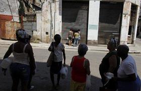 Cubanas que buscan adquirir alimentos aguardan a la entrada de un establecimiento en La Habana