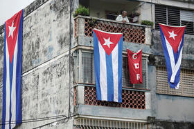 Partidarios del régimen cubano cubrieron las ventanas de la vivienda del disidente Yunior García