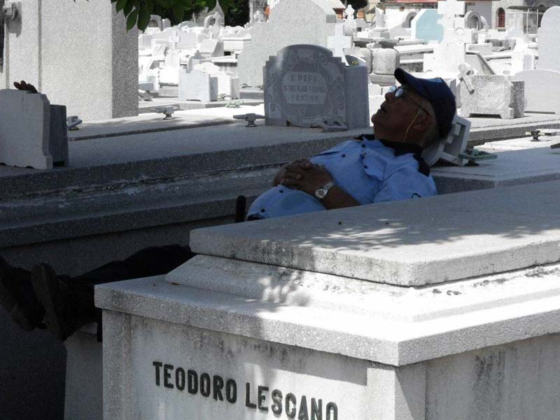 Descanse en paz: el custodio se toma su siesta. Cementerio de Colón, La Habana