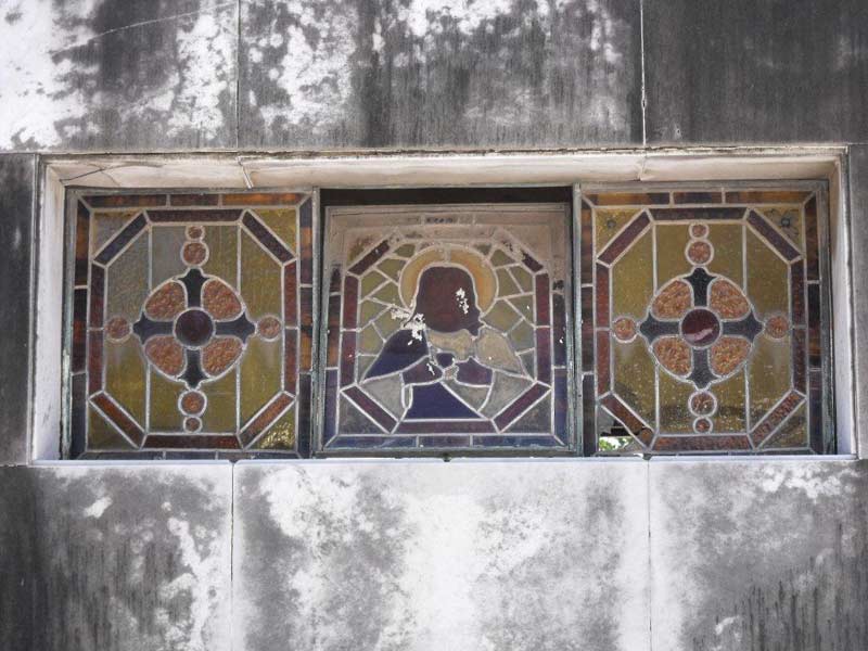 Lateral de tumba con vitrales