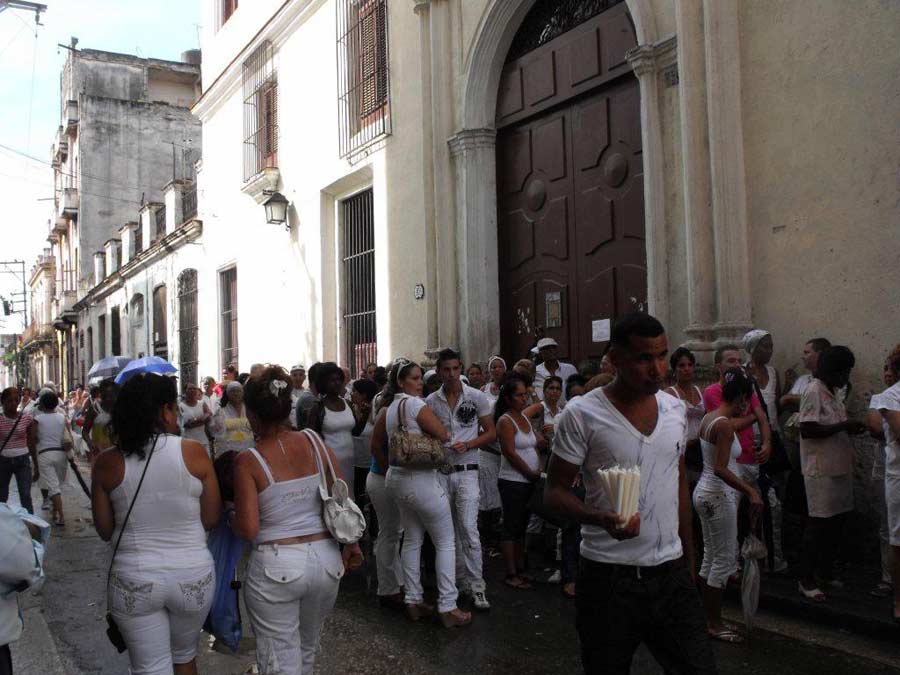 En las afueras de la iglesia de La Merced, este 24 de septiembre, La Habana