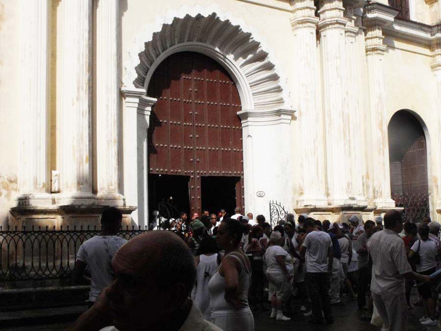 Otra de las afueras de la iglesia de La Merced, este 24 de septiembre, La Habana