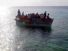 Una embarcación con cubanos se aproxima a las costas de la isla de Gran Caimán. Foto tomada de El Nuevo Herald