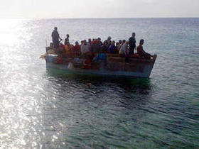 Una embarcación con cubanos se aproxima a las costas de la isla de Gran Caimán. Foto tomada de El Nuevo Herald. Una embarcación con cubanos se aproxima a las costas de la isla de Gran Caimán. Foto tomada de El Nuevo Herald