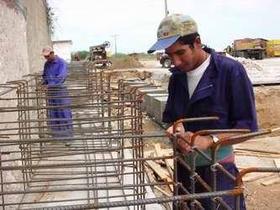 Trabajadores cubanos laborando sin medios de protección