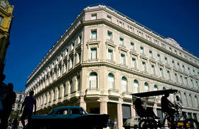 Vista del hotel de cinco estrellas Manzana de Gómez Kempinski en La Habana, Cuba, lunes 8 de mayo de 2017