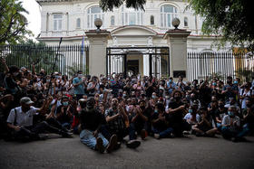 Un grupo de jóvenes intelectuales y artistas se manifiesta en las puertas del Ministerio de Cultura durante una protesta en La Habana, en esta foto de archivo tomada el 27 de noviembre de 2020
