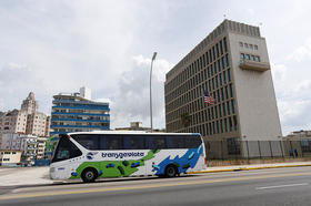 Autobús de turismo de la empresa Gaviota pasa frente a la Embajada de Estados Unidos en La Habana