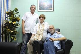 Alan Gross (derecha), con miembros de la comunidad judía cubana, en 2012, antes de su condena