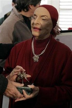La prima ballerina cubana Alicia Alonso sostiene el Premio Nacional de Enseñanza Artística en la sede del Ballet Nacional de Cuba en La Habana
