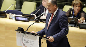El presidente de Costa Rica Luis Guillermo Solís habla el lunes 19 de septiembre del 2016 ante una cumbre de refugiados en Naciones Unidas, Nueva York