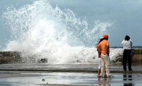 Fotografía de archivo de olas rompiendo en el malecón habanero