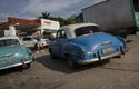 Los choferes esperan en fila en una gasolinera por falta de combustible diésel en Cuba
