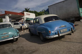 Los choferes esperan en fila en una gasolinera por falta de combustible diésel en Cuba