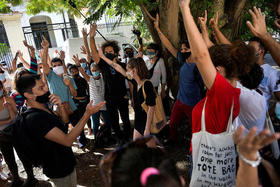 Un grupo de intelectuales y artistas protestan ante las puertas del Ministerio de Cultura de Cuba, en La Habana, el 27 de noviembre de 2020