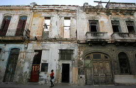 Edificios con un alto grado de deterioro en Cuba