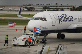 Avión de JetBlue preparándose para volar a Santa Clara, Cuba