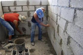 Trabajadores de la construcción en Cuba