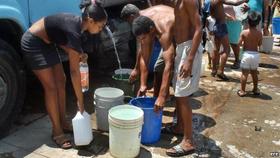 Cubanos se abastecen de agua distribuída por un camión cisterna. Foto: Efe