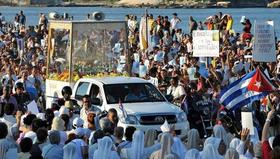 Miles de personas reciben la imagen de la Virgen de la Caridad del Cobre