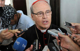 El arzobispo de La Habana, cardenal Jaime Ortega, conversa con la prensa.