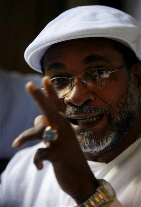 El babalao Lázaro Cuesta, el 2 de enero de 2008 en La Habana, durante la presentación de la Letra del Año. (AP) El babalao Lázaro Cuesta, el 2 de enero de 2008 en La Habana, durante la presentación de la Letra del Año. (AP)