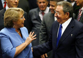 La presidenta chilena Michelle Bachelet y Raúl Castro, en La Habana, el 11 de febrero de 2009. (AP)