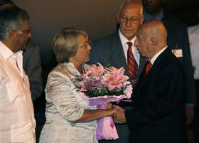 José Ramón Machado Ventura recibe a la presidenta de Chile, Michelle Bachelet. Aeropuerto Internacional de La Habana, 10 de febrero de 2009. (AP)