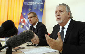 Alain Bothor (izq.)  y Herman Portocarero en conferencia de prensa en La Habana