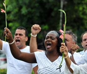 Berta Soler (c), portavoz de las Damas de Blanco y otros opositores vitorean a su fallecida líder Laura Pollán, hoy domingo 16 de octubre, en La Habana