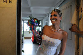 Wendy Iriepa, una transexual de 37 años, sale hacia su boda con Ignacio Estrada