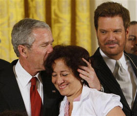 Bush, Yamilé Llanes Labrada y Willy Chirino.