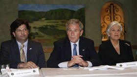 El president Bush (centro), durante el encuentro con algunos grupos cubanoamericanos en Miami, el 10 de octubre de 2008. (AP)