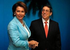 La líder demócrata en el Congreso, Nancy Pelosi, saluda al canciller cubano Bruno Rodríguez, el miércoles en La Habana. Pelosi está de visita en Cuba con una delegación de congresistas demócratas