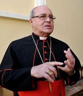 El cardenal cubano Jaime Ortega se presta a ofrecer una misa, el viernes 17 de diciembre del 2010, en el santuario El Rincón