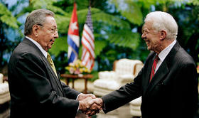 El  gobernantee Raúl Castro y el expresidente de Estados Unidos Jimmy Carter se saludan el 29 de marzo de 2011, en La Habana