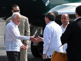 El ex presidente de EEUU Jimmy Carter saluda al canciller Bruno Rodríguez, a su llegada a La Habana, 28 de marzo de 2011. (EFE)