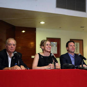 La presidenta de la “Coalición Agrícola de EEUU por Cuba”, Devry Boughner, habla junto a John Block (izq.), ex secretario de Agricultura durante el gobierno de Ronald Reagan, durante una rueda de prensa en La Habana el lunes 2 de marzo de 2015. La presidenta de la Coalición Agrícola de EEUU por Cuba, Devry Boughner, habla junto a John Block (izq.), ex secretario de Agricultura durante el gobierno de Ronald Reagan, durante una rueda de prensa en La Habana el lunes 2 de marzo de 2015