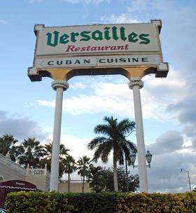 Cartel de la entrada del popular restaurante Versailles ubicado en la Calle Ocho de Miami, que hoy, martes 12 de julio 2011, celebra su 40 aniversario como centro neurálgico del exilio cubano