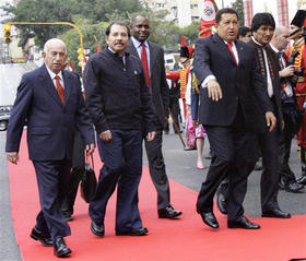 De izquierda a derecha: José Ramón Machado Ventura; el presidente de Nicaragua, Daniel Ortega; el primer ministro de Dominicana, Roosevelt Skerrit, y los gobernantes de Venezuela, Hugo Chávez, y Bolivia, Evo Morales. Palacio presidencial de Miraflores, Caracas, Venezuela, 2 de febrero de 2009. 