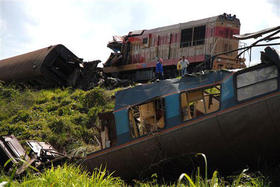 Residentes observan el estado de los trenes tras el accidente, en Camagüey, el 7 de febrero de 2009. (AP) Residentes observan el estado de los trenes tras el accidente, en Camagüey, el 7 de febrero de 2009. (AP)