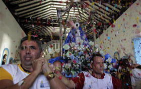 Fieles cargan la imagen de la Virgen de Regla durante una procesión. La Habana, 7 de septiembre de 2009. (AP)