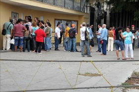 Colas ante el Consulado de España en Cuba. La Habana, 26 de diciembre de 2008. (Yahoo!)