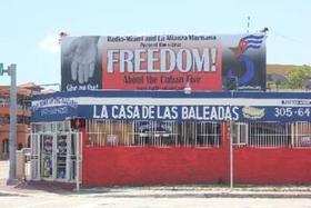 Valla en favor de “los cinco” espías, en calle primera y la 17 avenida de Miami