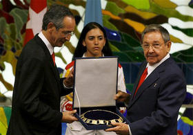 Raúl Castro (a la derecha) recibe la Orden del Quetzal en grado de Gran Collar, concedida a su hermano Fidel, de manos del presidente de Guatemala, Álvaro Colom. Palacio de la Revolución, La habana, 16 de febrero de 2009. (AP)
